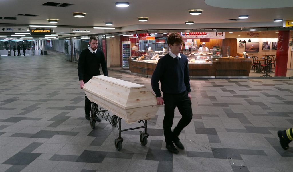 18-j-hrige-in-den-tod-gerissen-t-ter-soll-kurz-zuvor-polizisten-angegriffen-haben