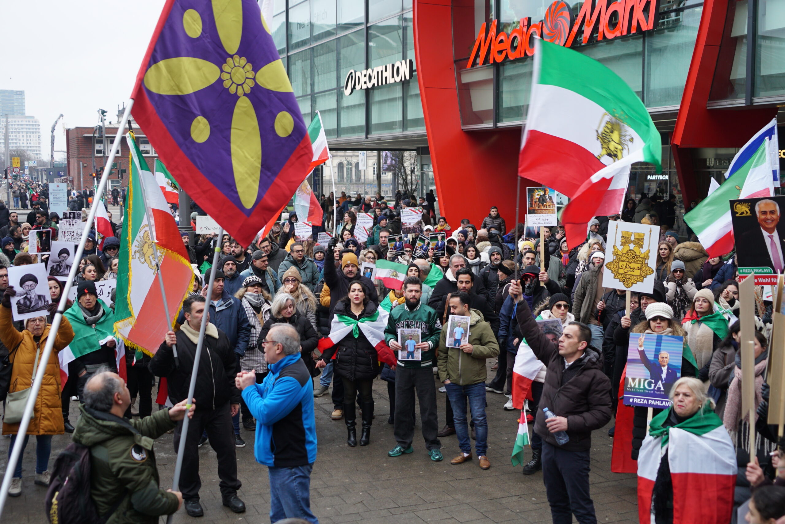 Exil-Iraner demonstrieren in der Hamburger Innenstadt gegen das iranische Regime.