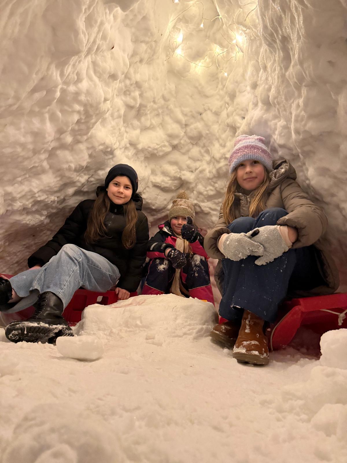 Jojo und ihre Freundinnen im Iglu