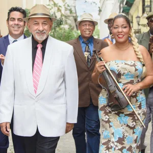 Die Gruppe Estrella de Buena Vista mit Instrumenten