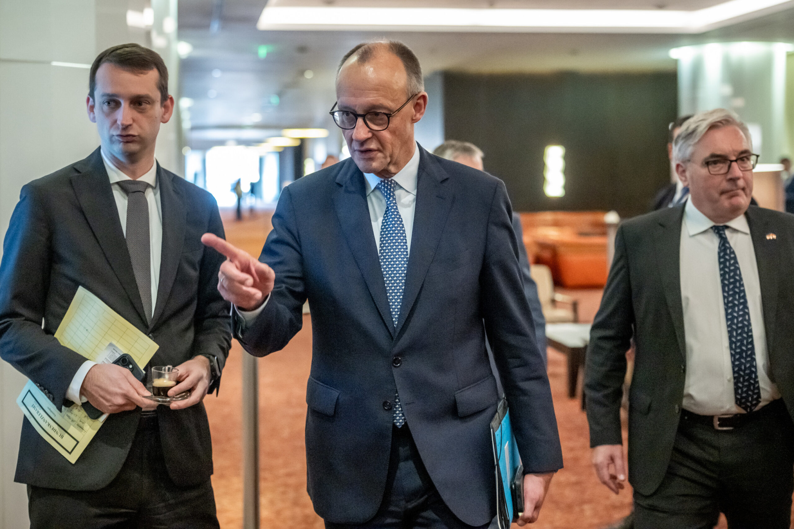 Bundeskanzler Friedrich Merz (CDU, M.) mit seinem nun ausgetauschten Büroleiter Jacob Schrot (l.).