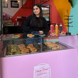 Rojda Kurt (27) verkauft ihre Cookies im „DaoDao“ in der Neustadt.