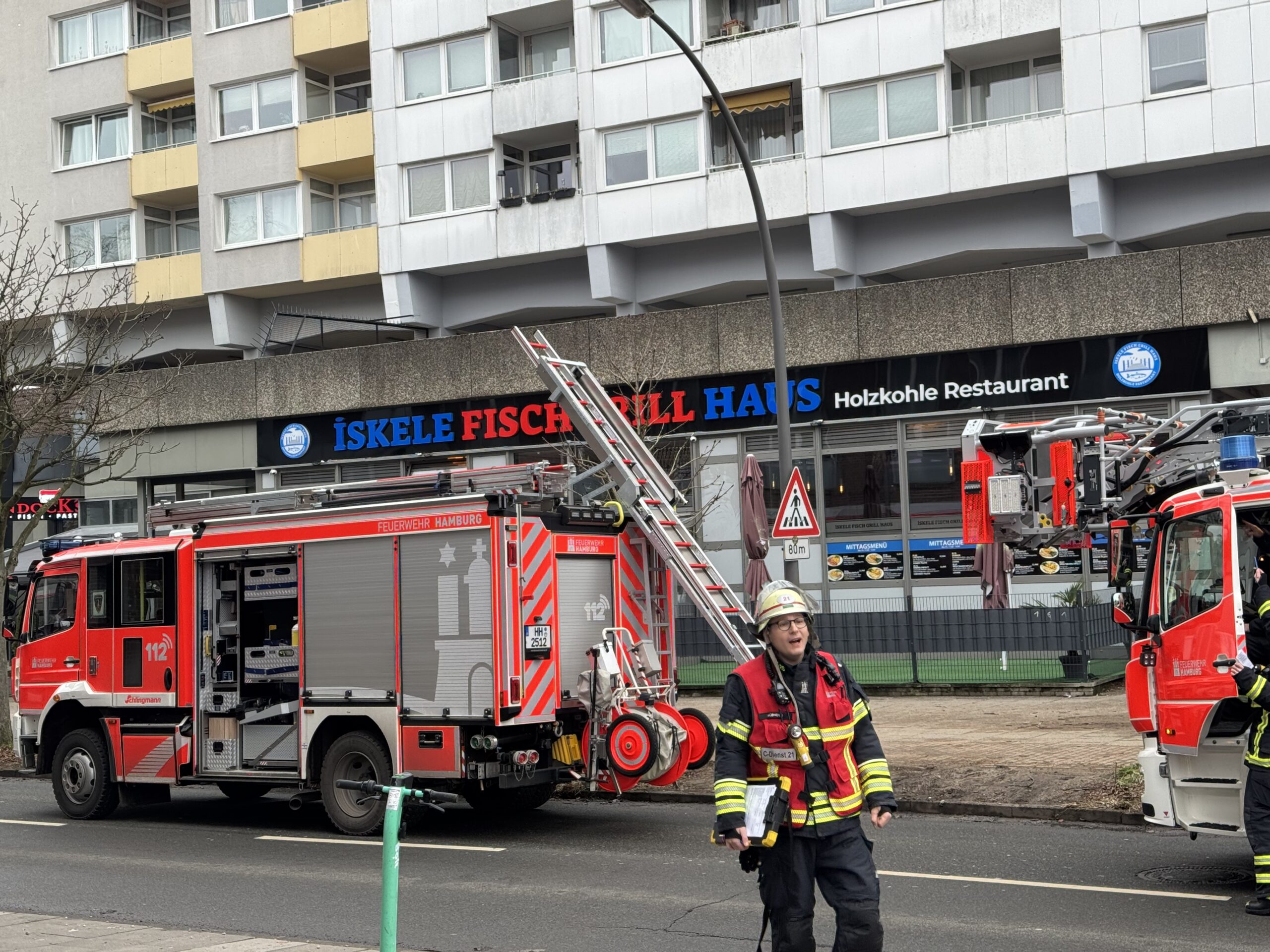 Feuer in Lüftung eines Restraurants in Rahlstedt – Mitarbeiter verletzt sich bei Löschversuchen