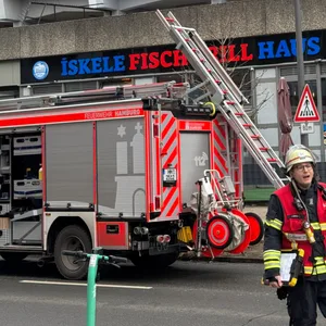 Feuer in Lüftung eines Restraurants in Rahlstedt – Mitarbeiter verletzt sich bei Löschversuchen