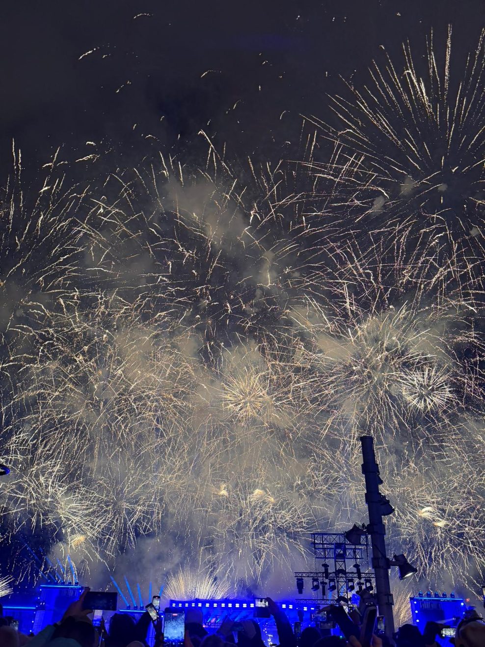 Feuerwerk über der schwimmenden Bühne.