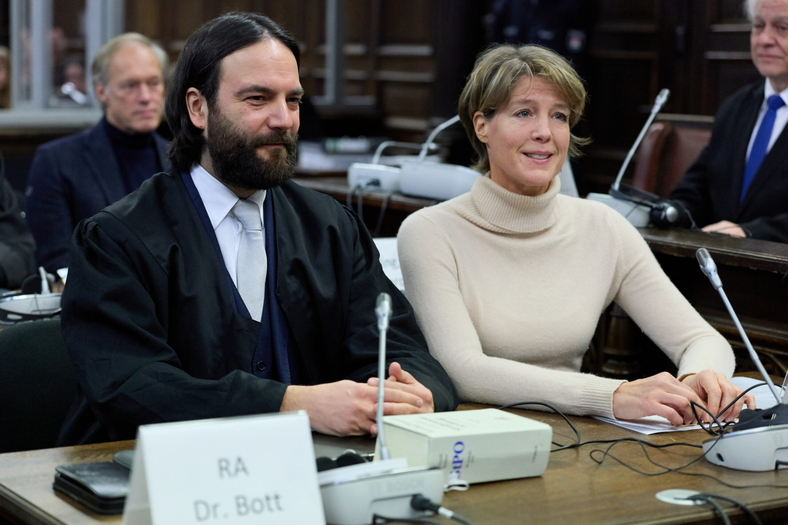 Christina Block (r.), ihr Verteidiger Ingo Bott (2.v.l.) und ihr Lebensgefährte Gerhard Delling im Gericht.