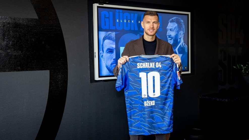 Edin Dzeko präsentiert sein neues Schalke-Trikot