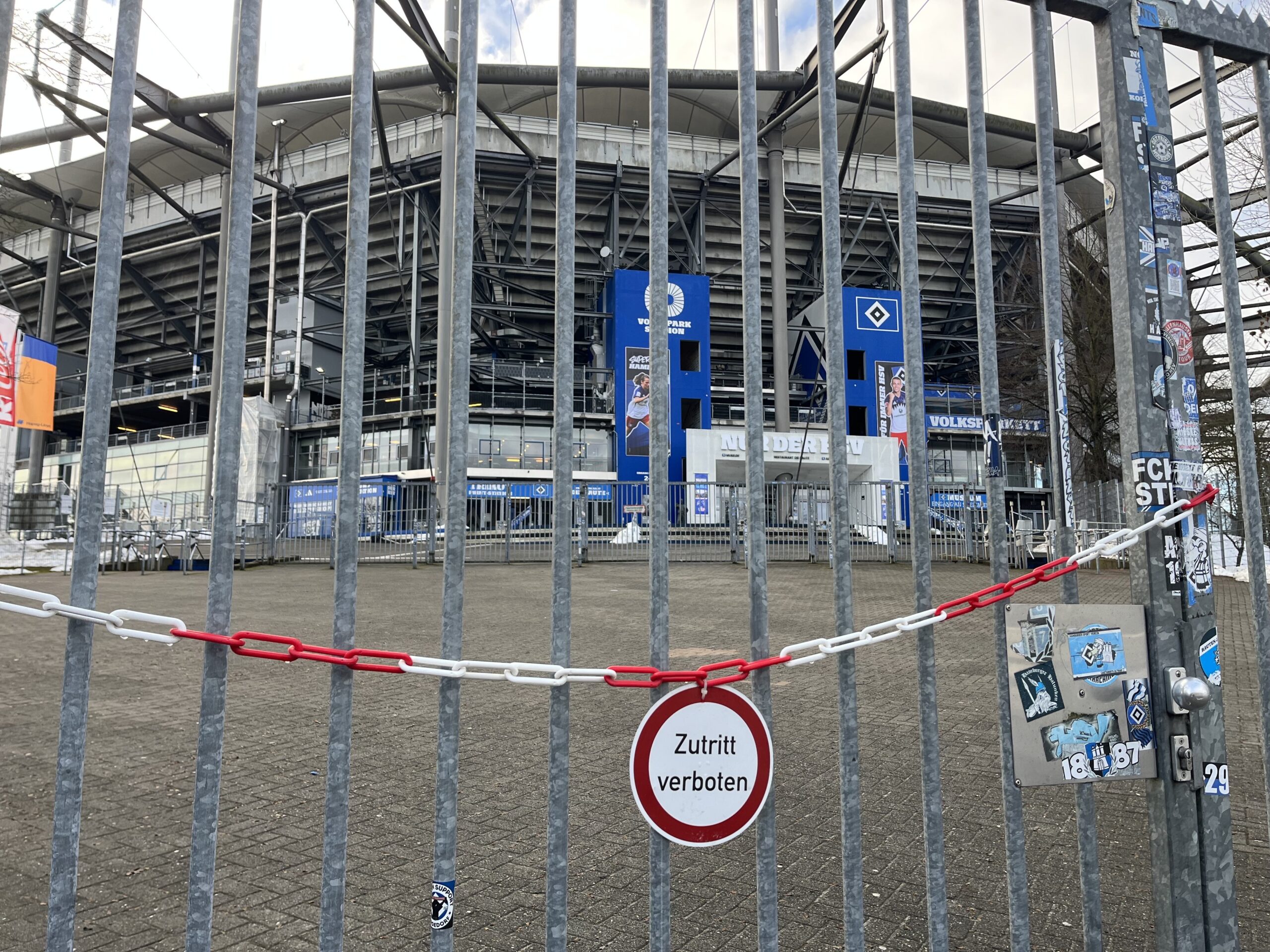 Gesperrtes Tor vor dem Volksparkstadion