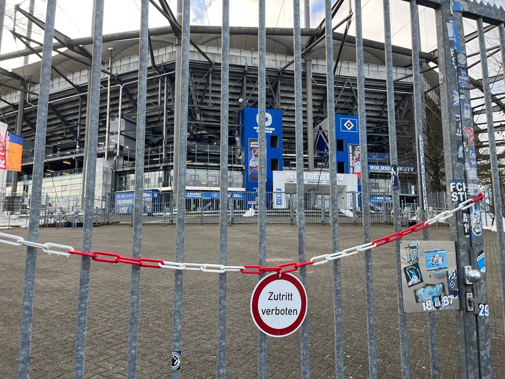 Gesperrtes Tor vor dem Volksparkstadion