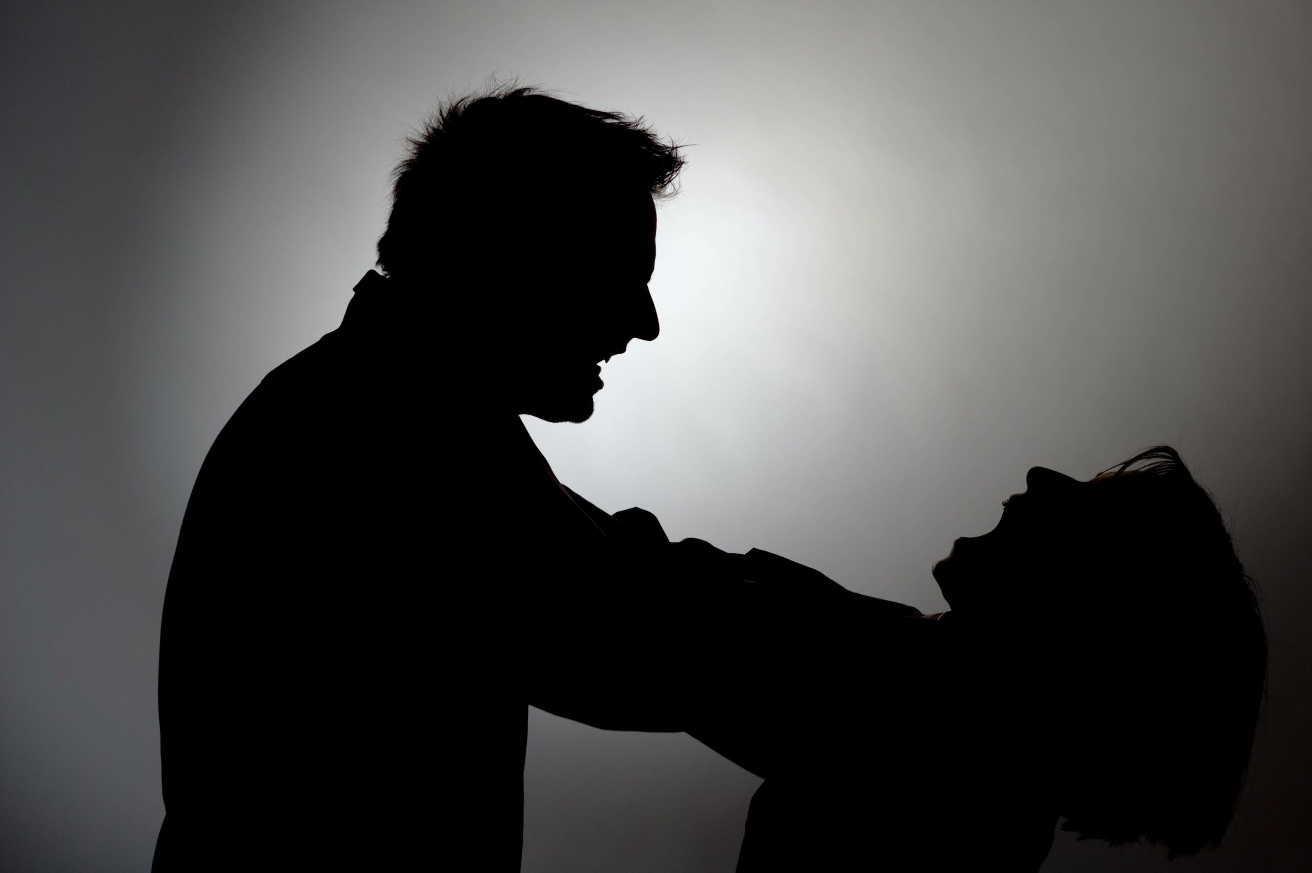 Der Mann soll die Frau schwer misshandelt und vergewaltigt haben. (Symbolfoto)