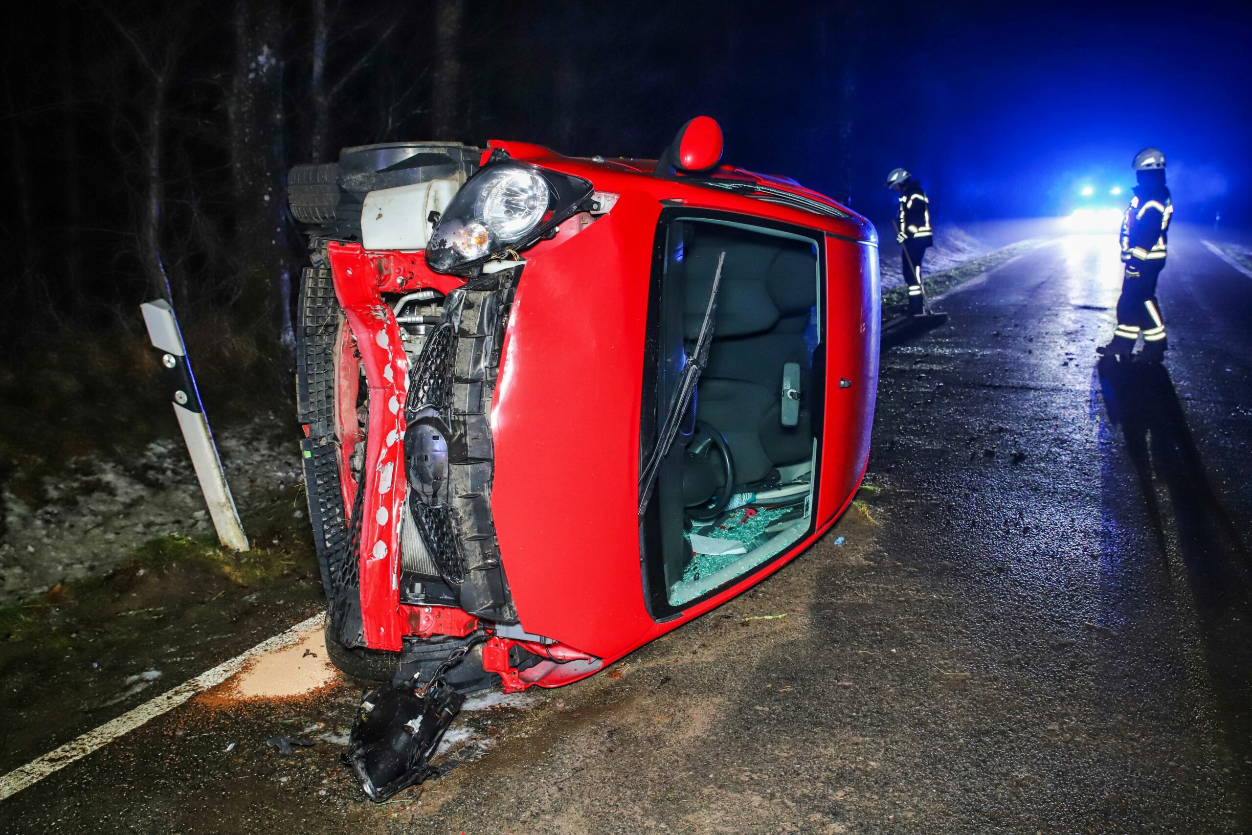 Die 80-Jährige kam mit ihrem Kleinwagen im Kreis Dithmarschen bei Glätte von der Fahrbahn ab, prallte gegen einen Baum und kippte mit dem Auto auf die Seite.