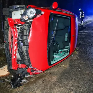 Die 80-Jährige kam mit ihrem Kleinwagen im Kreis Dithmarschen bei Glätte von der Fahrbahn ab, prallte gegen einen Baum und kippte mit dem Auto auf die Seite.