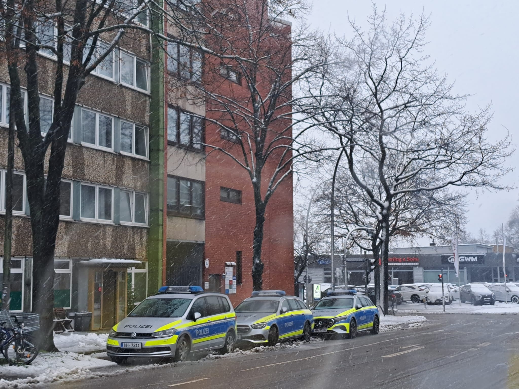 Mutter von vier Kindern rastet aus und schißet mit Waffe aus Fenster – Polizei unterstützt Jugendamt