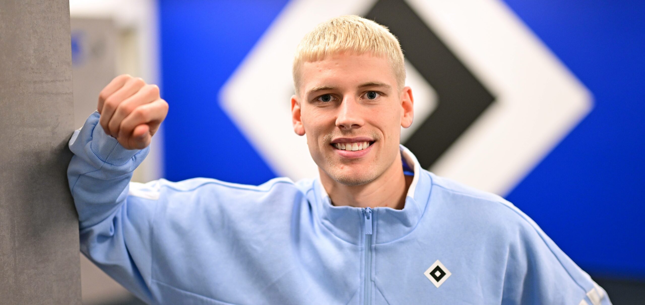 Albert Grønbæk vor einer HSV-Wand