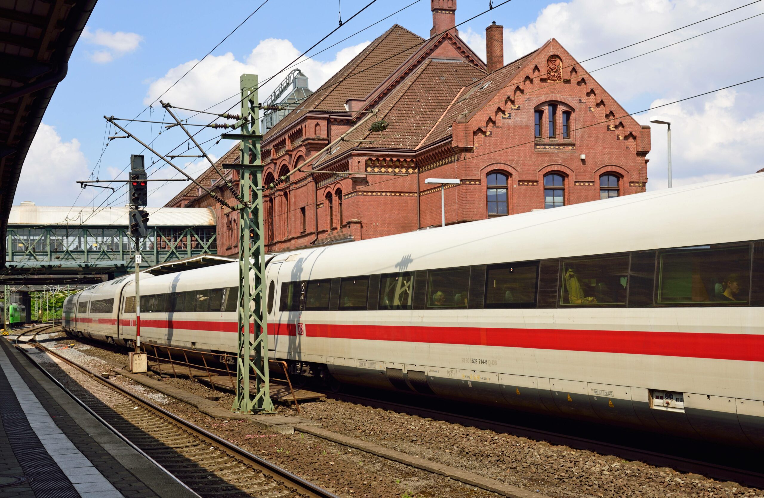 Ein ICE am Bahnhof Harburg