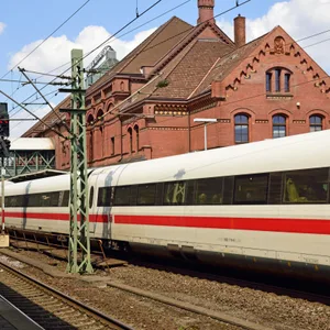 Ein ICE am Bahnhof Harburg