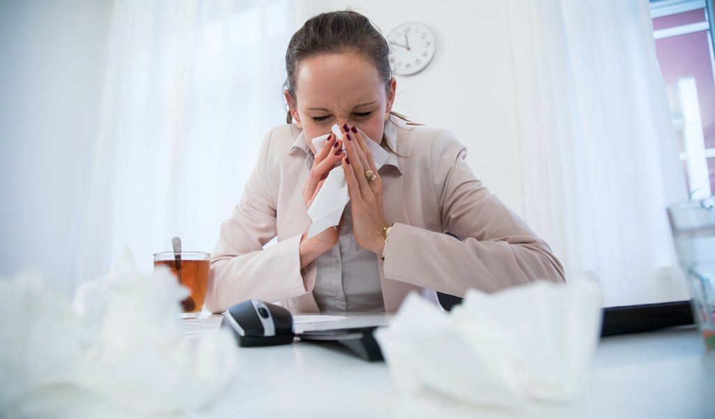 Heuschnupfen-im-B-ro-7-Tricks-wie-Sie-durch-den-Arbeitstag-kommen