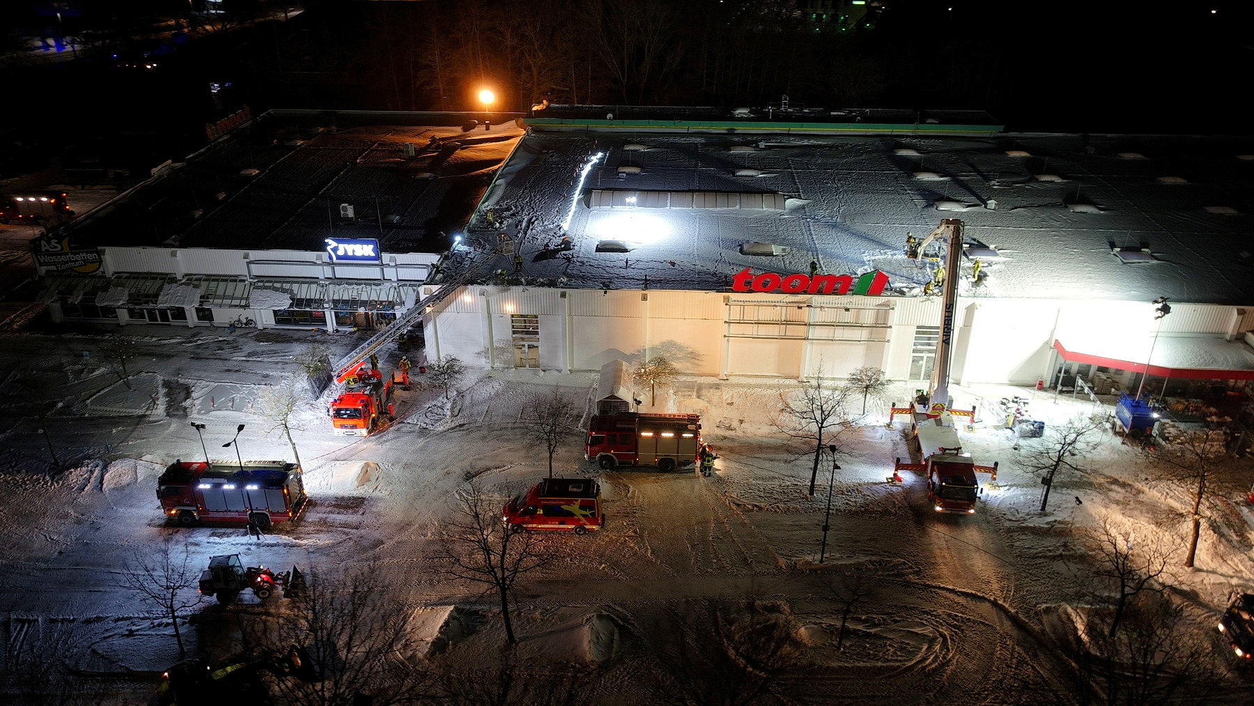 Gefährliche Schneelast auf Flachdächern von Baumärkten – Großeinsätze der Feuerwehren im Landkreis Stade