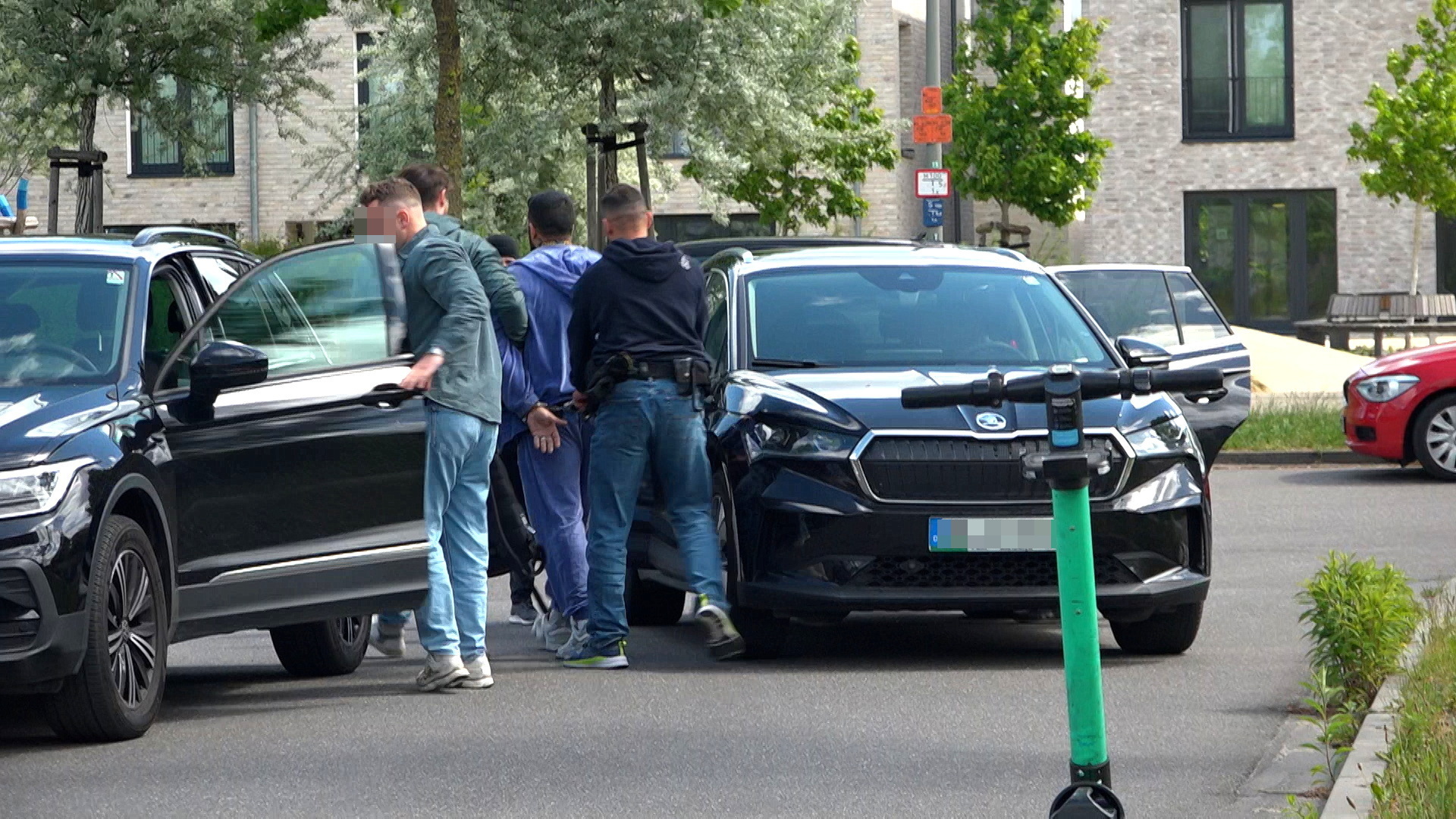 Mann wird abgeführt.