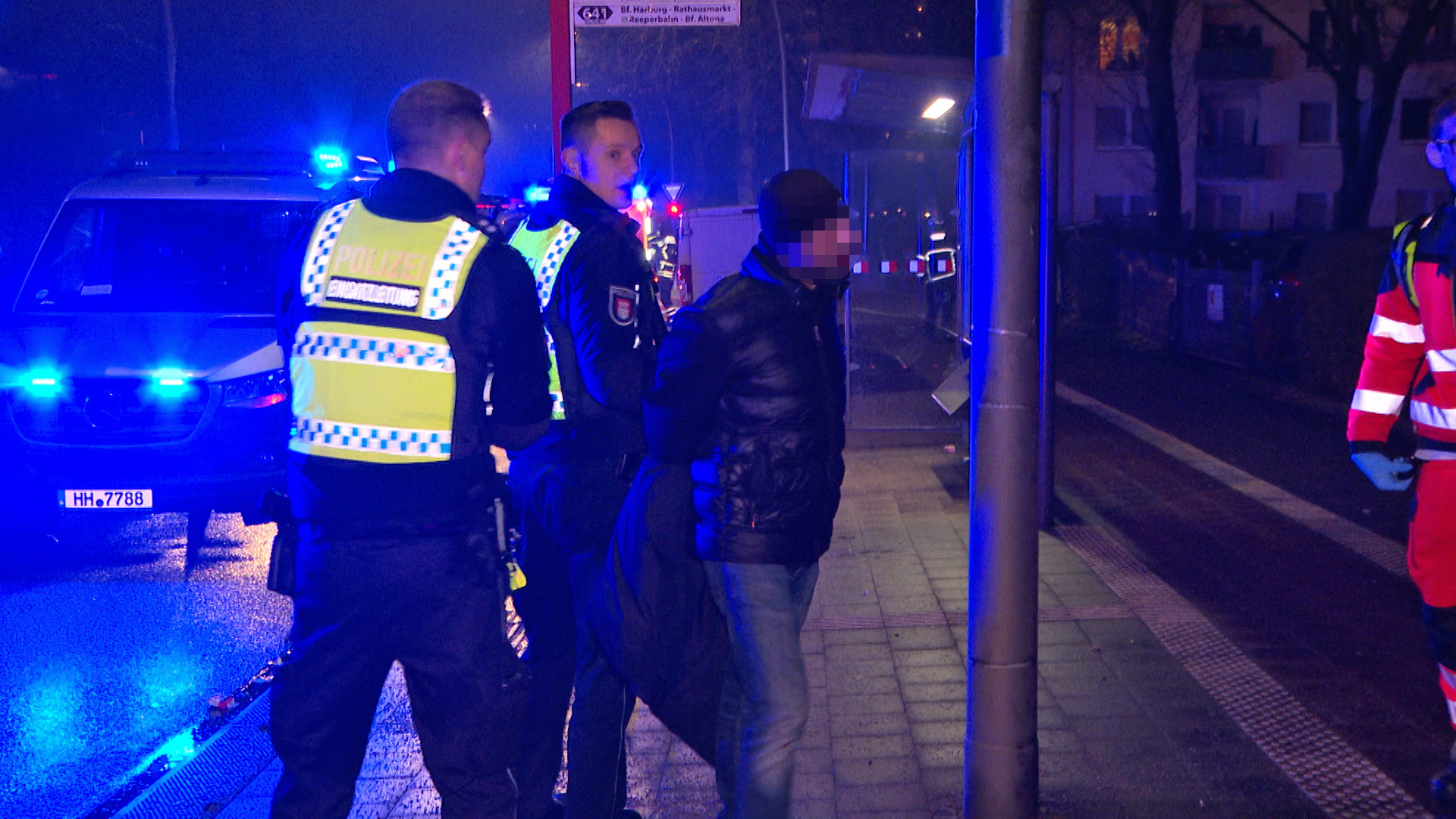 Der Mann wies Gesichtsverletzungen auf. Er wurde festgenommen.