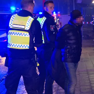 Der Mann wies Gesichtsverletzungen auf. Er wurde festgenommen.