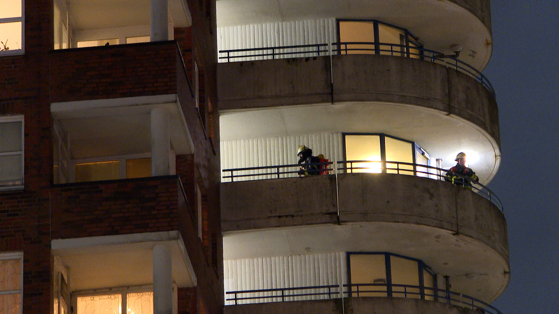 Feuerwehrkräfte durchsuchen das Hochhaus.