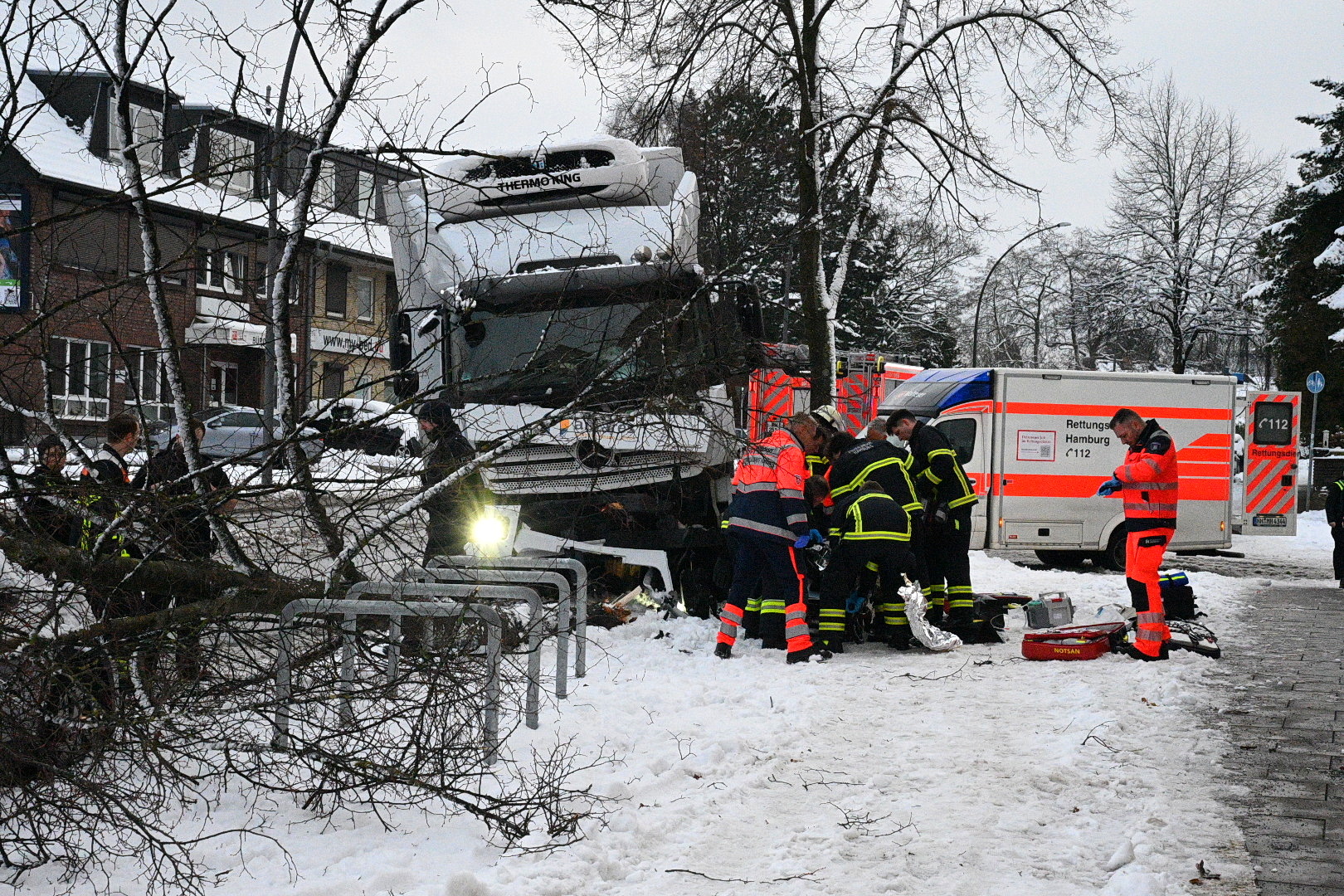 Unfall Lkw kracht gegen Baum