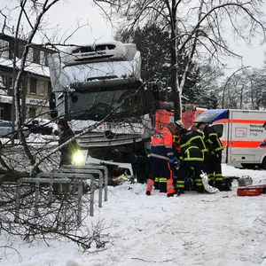 Unfall Lkw kracht gegen Baum