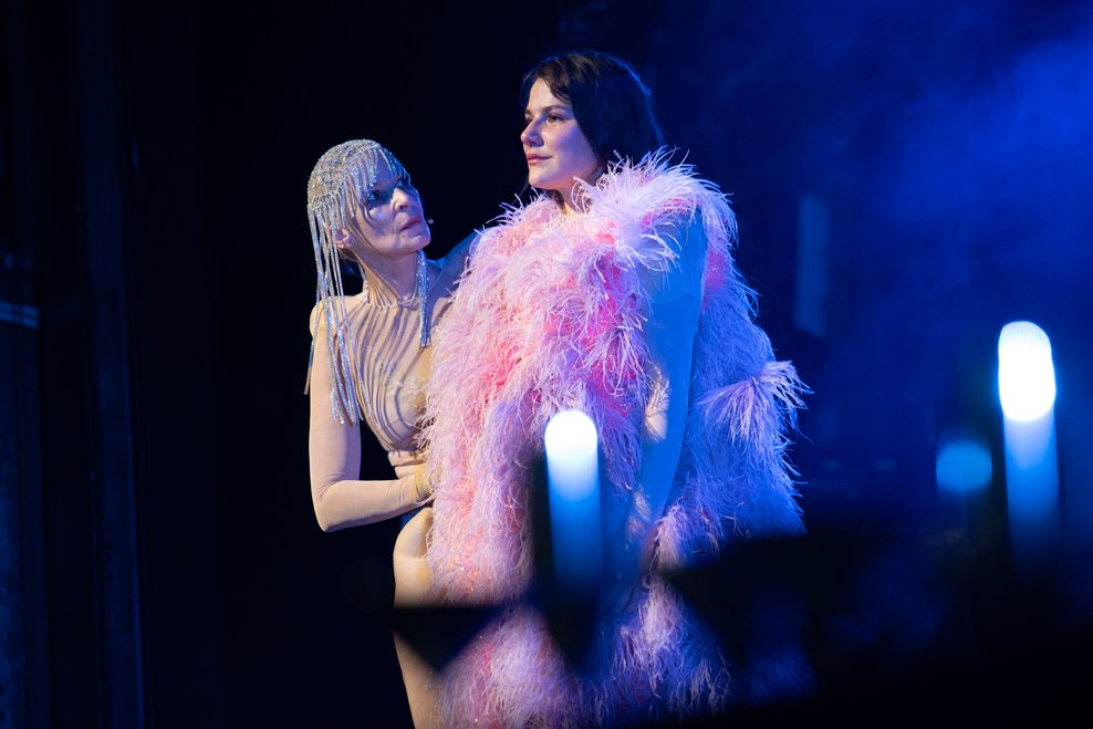 Zwei Frauen stehen in abstrakten Kostümen nebeneinander.