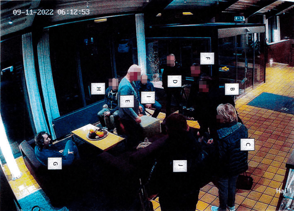 Aufnahmen einer Sicherheitskamera sollen Stefan Rücker (ganz links) in der Lobby eines Hotels in Dänemark zeigen.