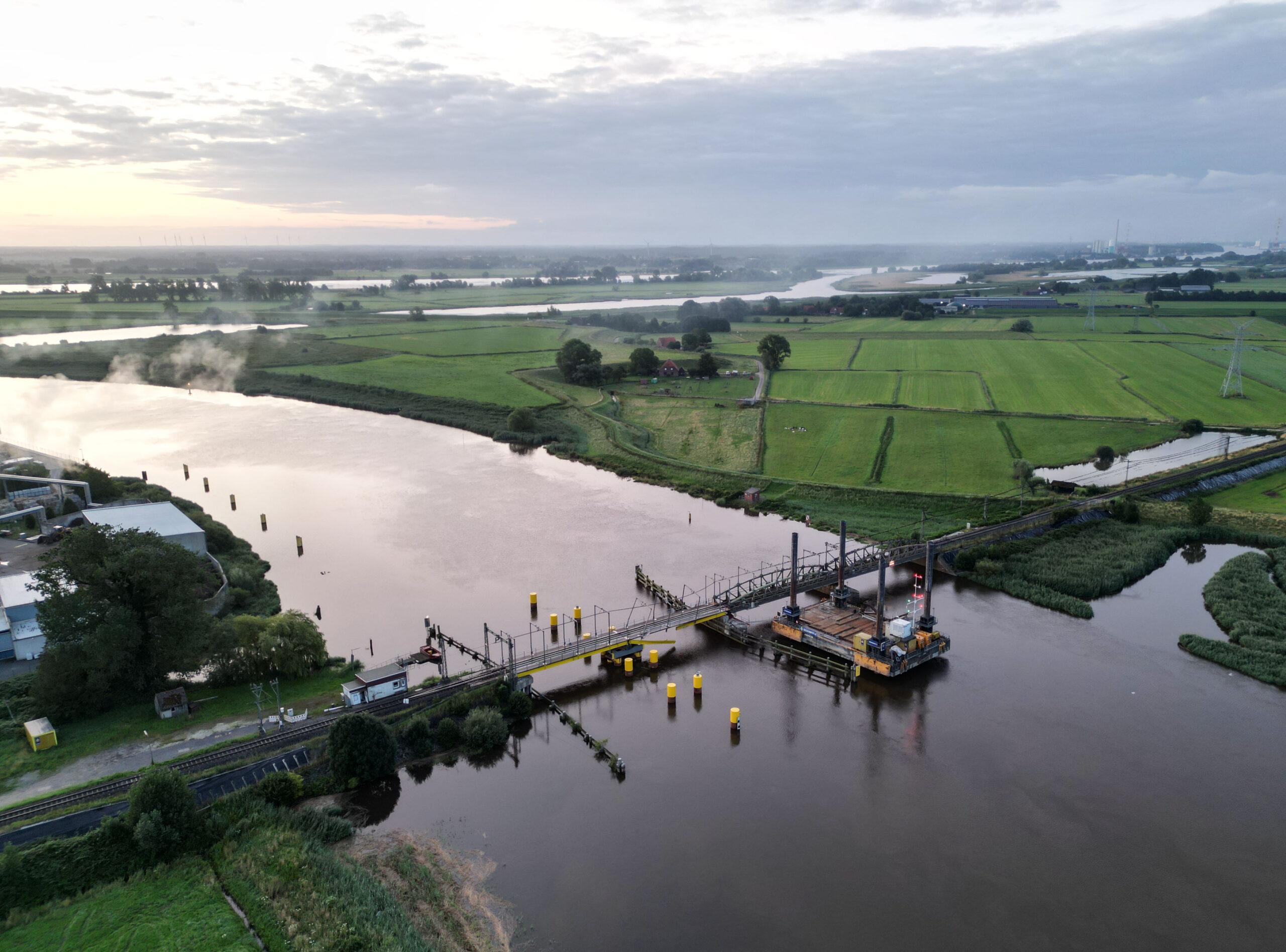 Die beschädigte Eisenbahnbrücke über die Hunte im Landkreis Wesermarsch