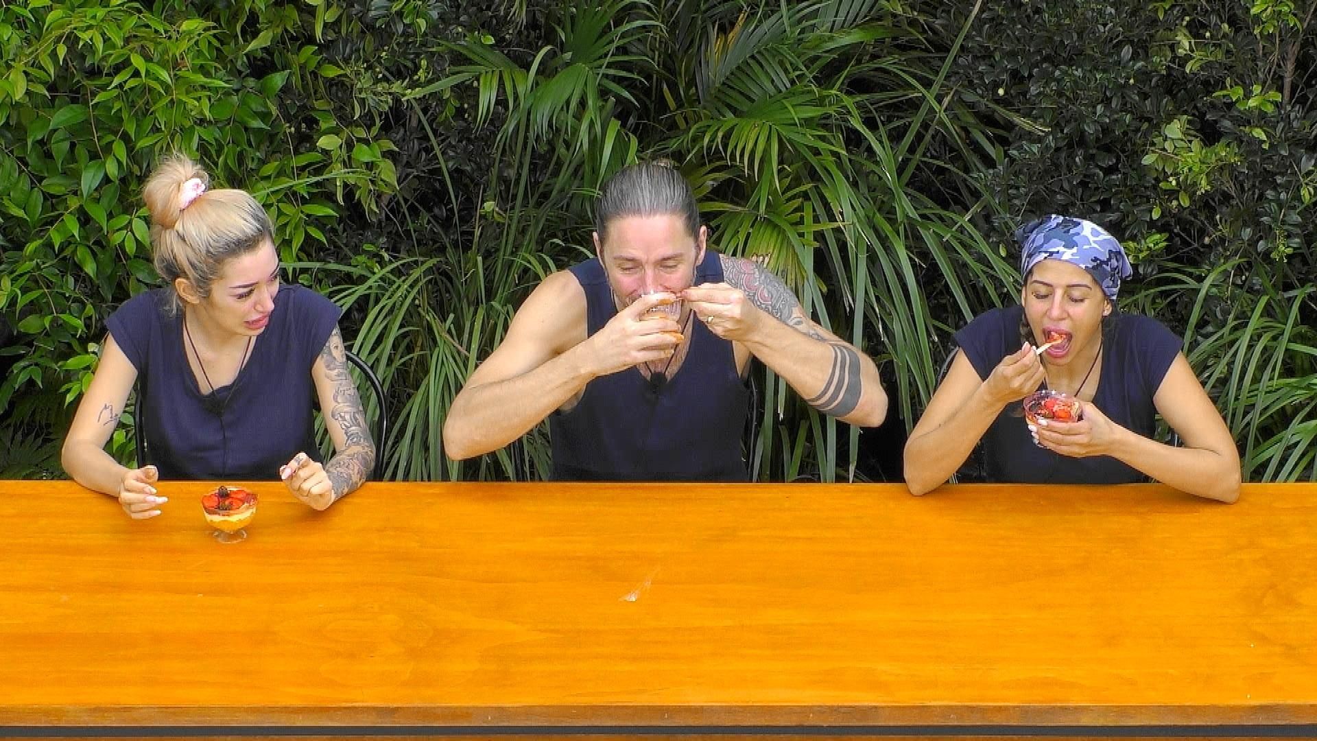 Ariel (l-r), Gil Ofarim und Eva Benetatou in der Dschungelprüfung „Grill den Köppen“.