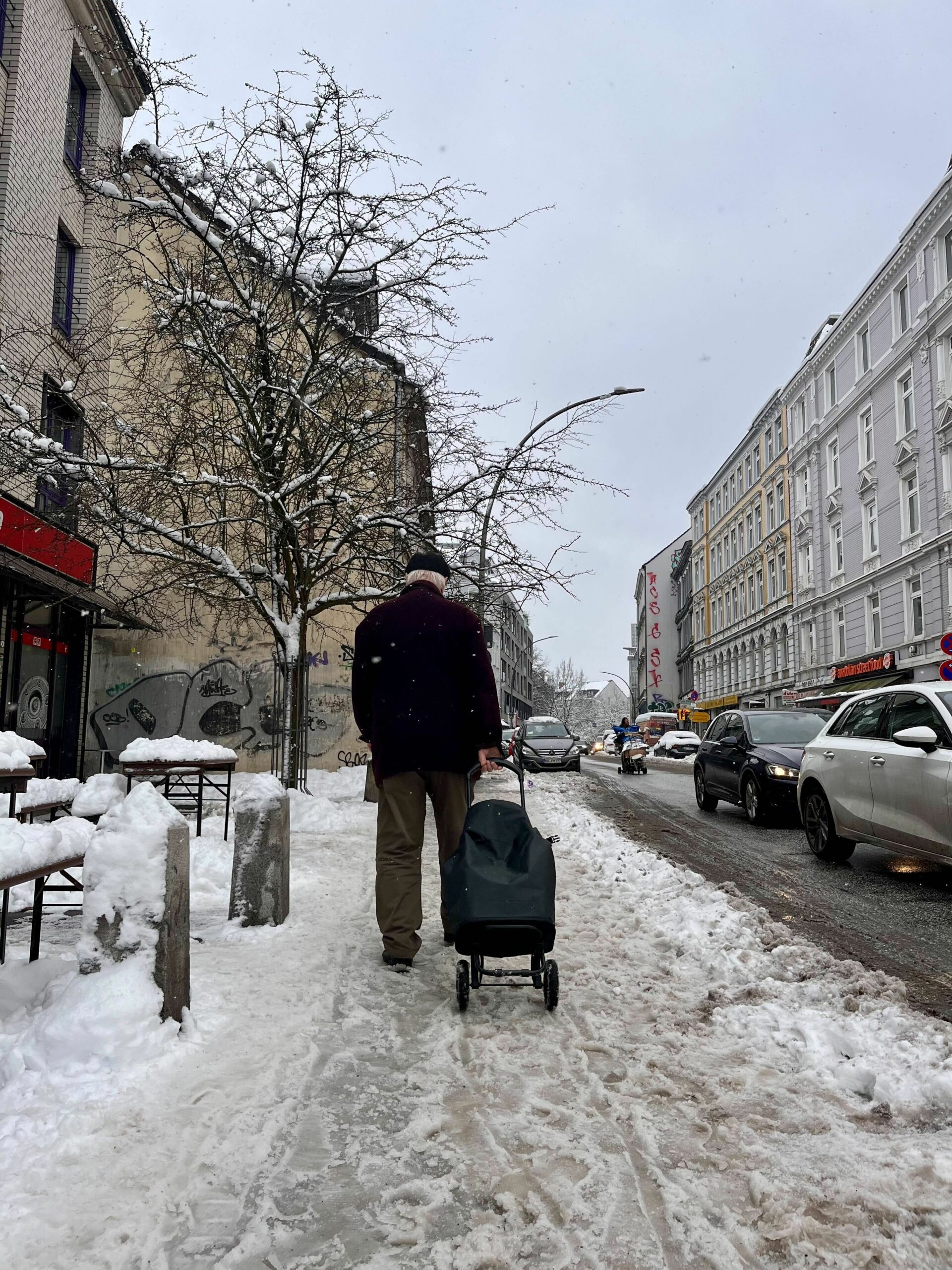 Mann mit Hackenporsche in Schneematsch
