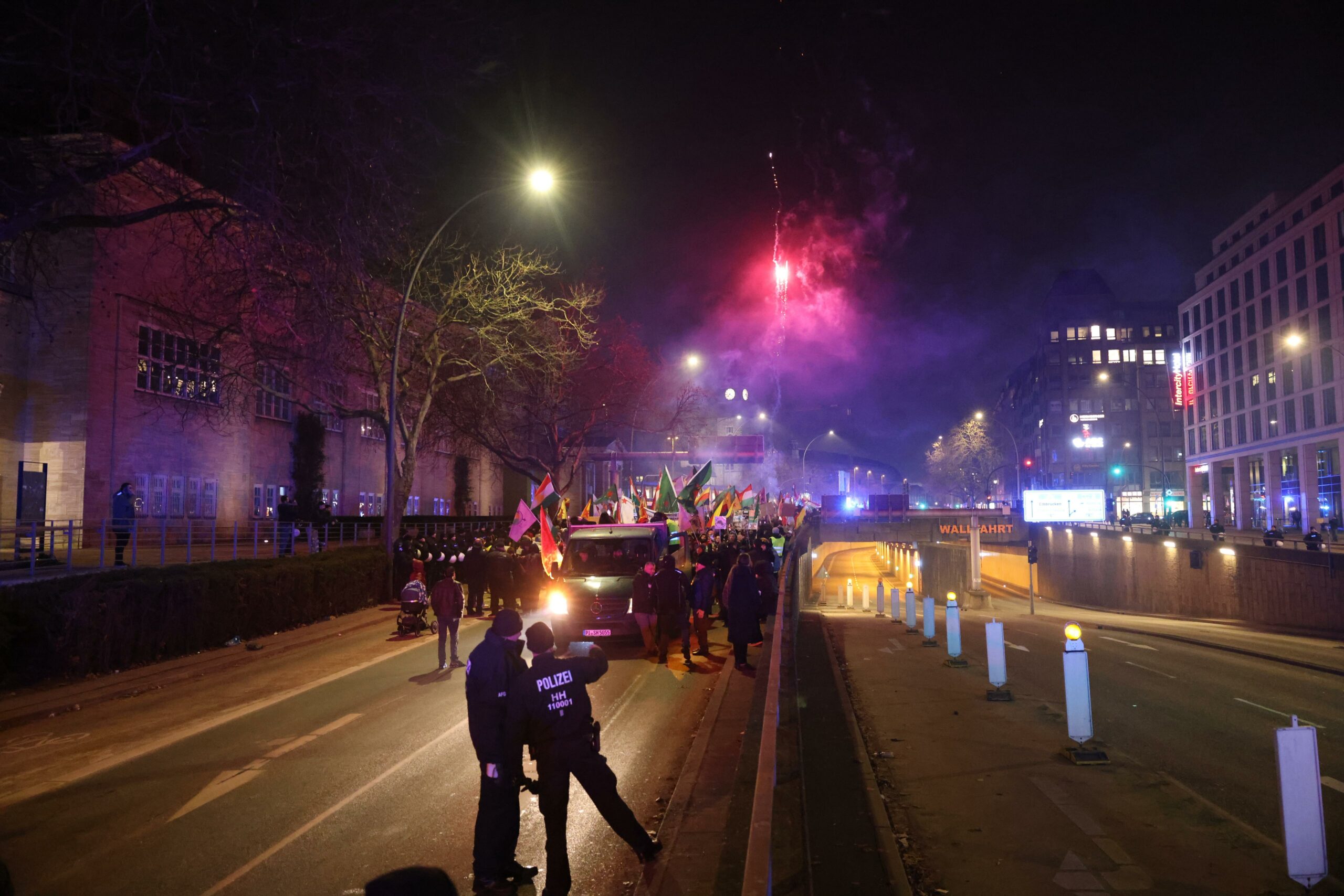 Lautstarke Proteste, kurdische Flaggen und auch Pyrotechnik: Zahlreiche Menschen ziehen durch Hamburg.