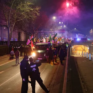 Lautstarke Proteste, kurdische Flaggen und auch Pyrotechnik: Zahlreiche Menschen ziehen durch Hamburg.