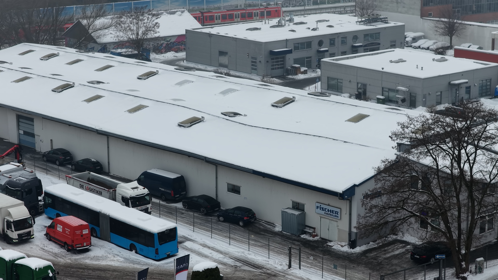 Von oben gut zu erkennen: Das Hallendach biegt sich unter der Schneelast durch.