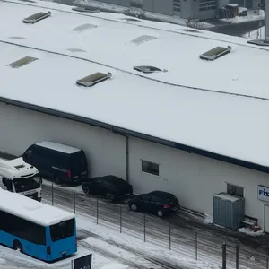 Von oben gut zu erkennen: Das Hallendach biegt sich unter der Schneelast durch.