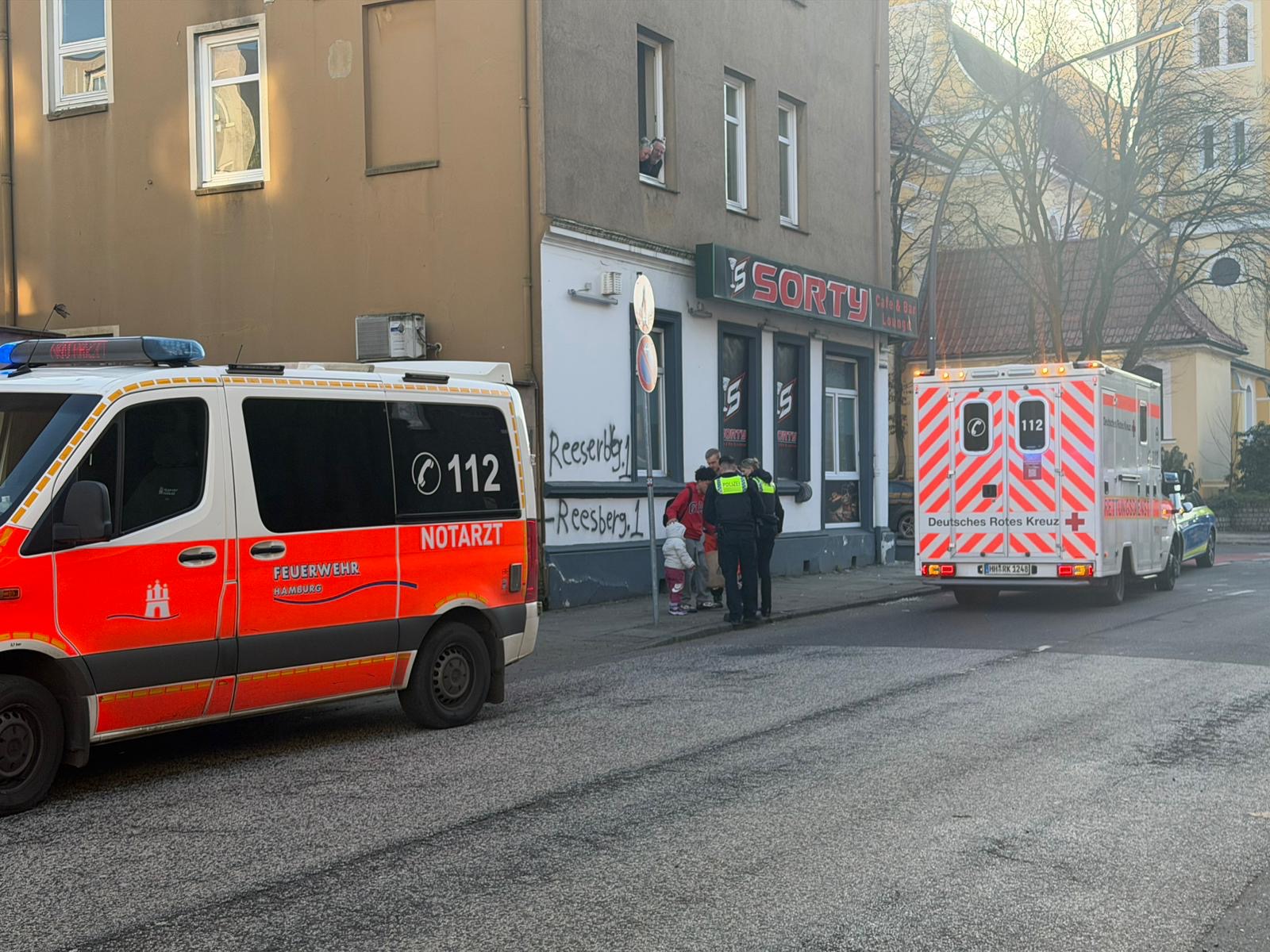 Die Polizei befragt einen möglichen Zeugen des schweren Unfalls.