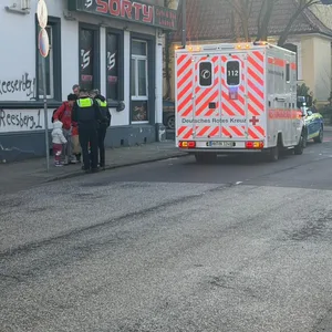 Die Polizei befragt einen möglichen Zeugen des schweren Unfalls.