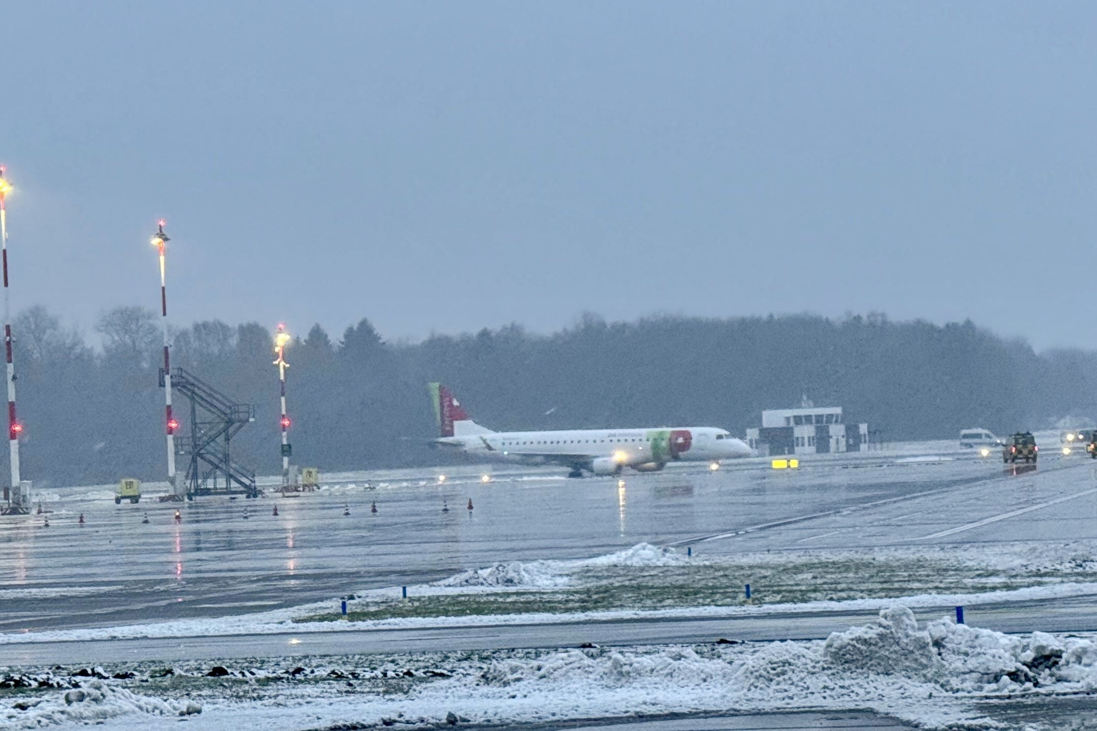 Nach stundenlangem Kreisen über Norddeutschland landete die TAP-Maschine schließlich wieder in Hamburg.