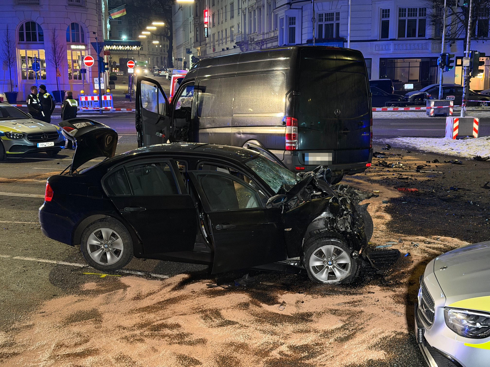 Der völlig zerstörte BMW steht vor dem Hotel Atlantic, dahinter der Transporter, mit dem der Fahrer zusammengestoßen war.