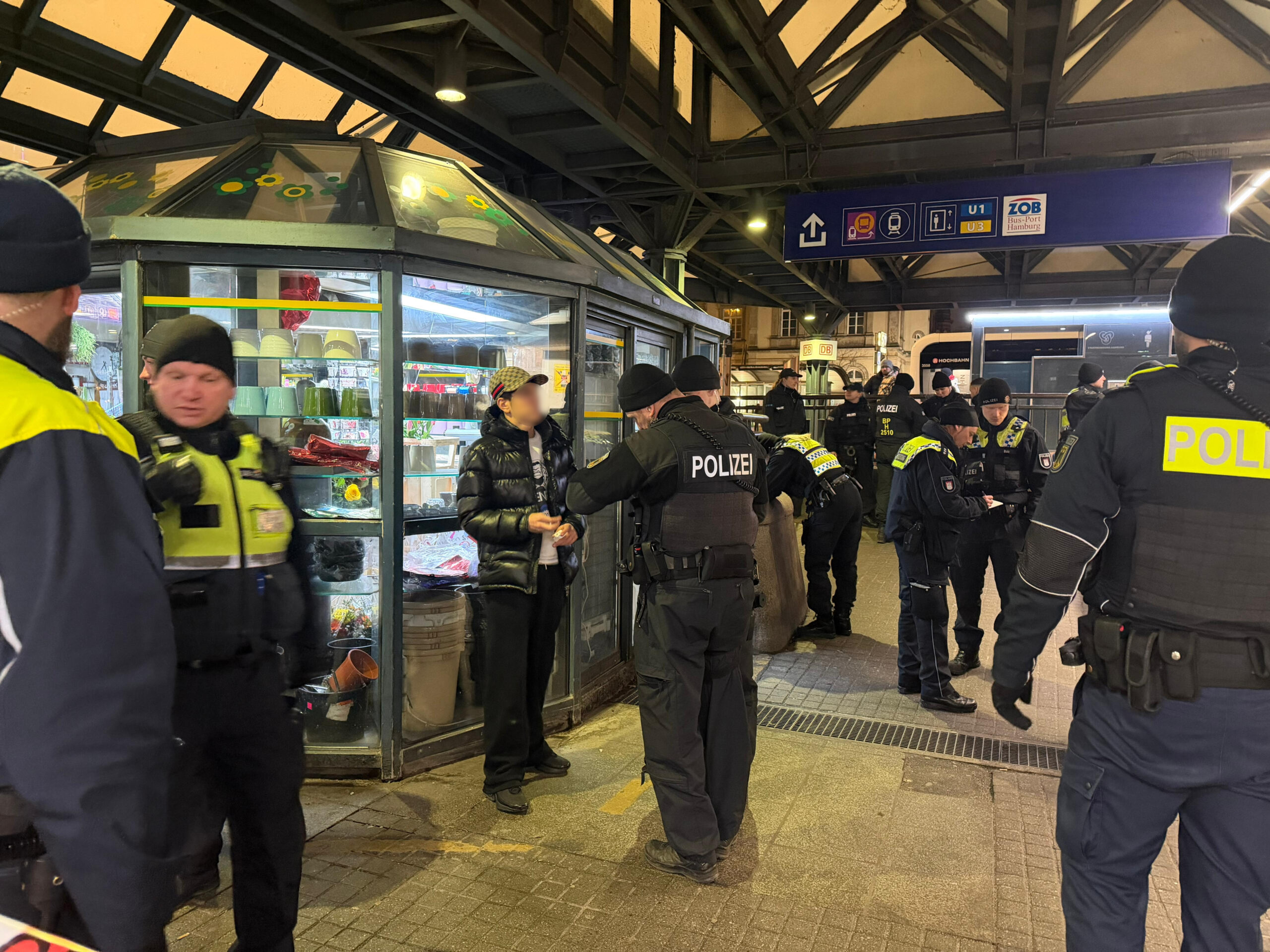Die Polizei kontrollierte 391 am Hauptbahnhof auf Waffen.