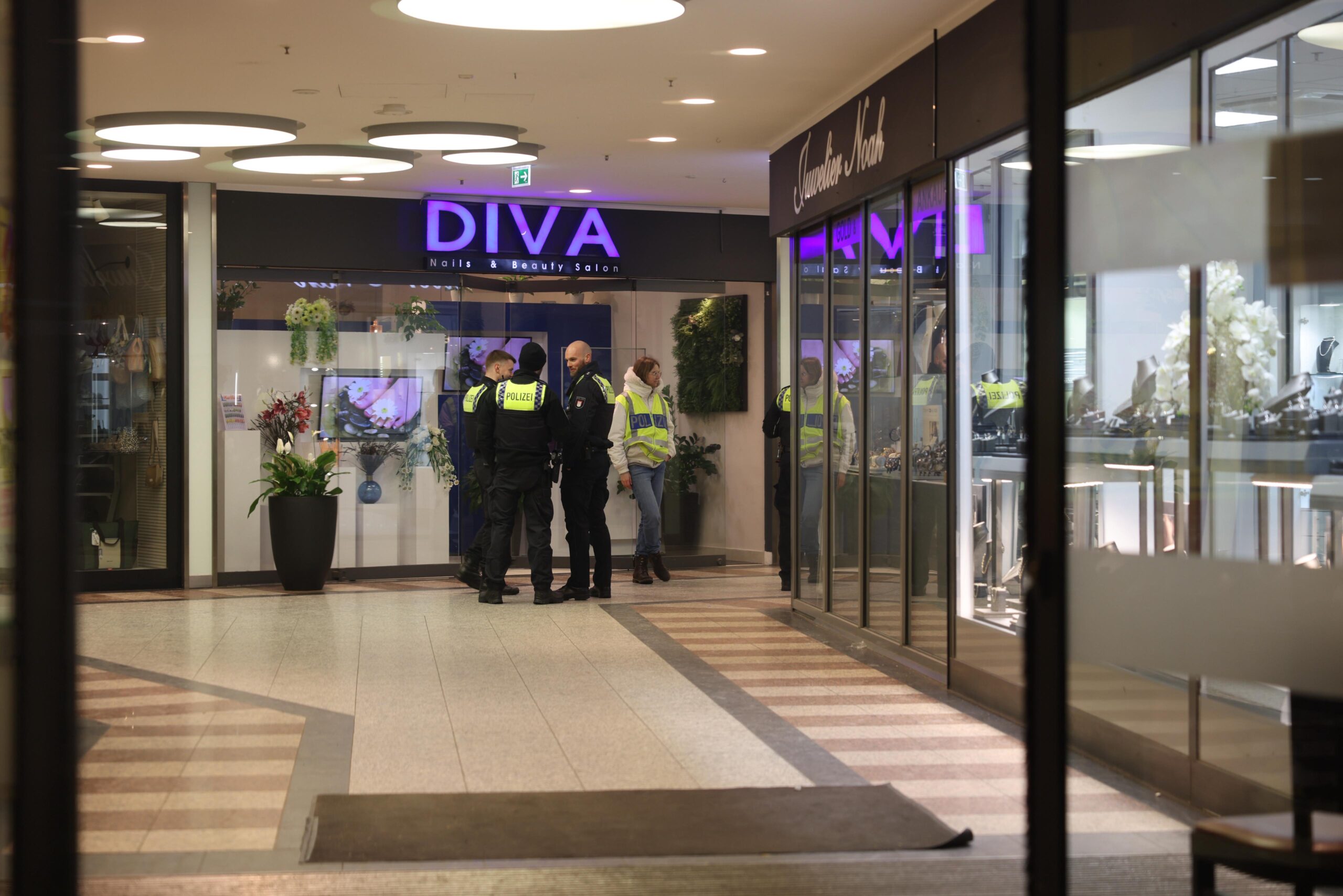 Überfall auf einen Juwelier im Marktkauf-Center Harburg