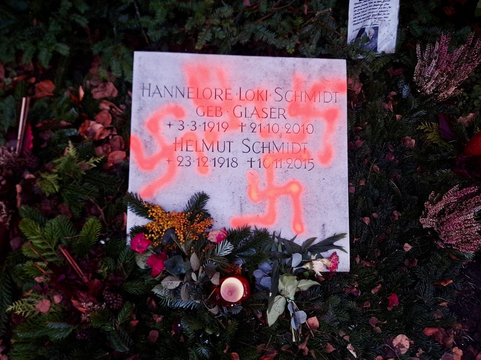 Hakrenkreuze auf einem Grabstein