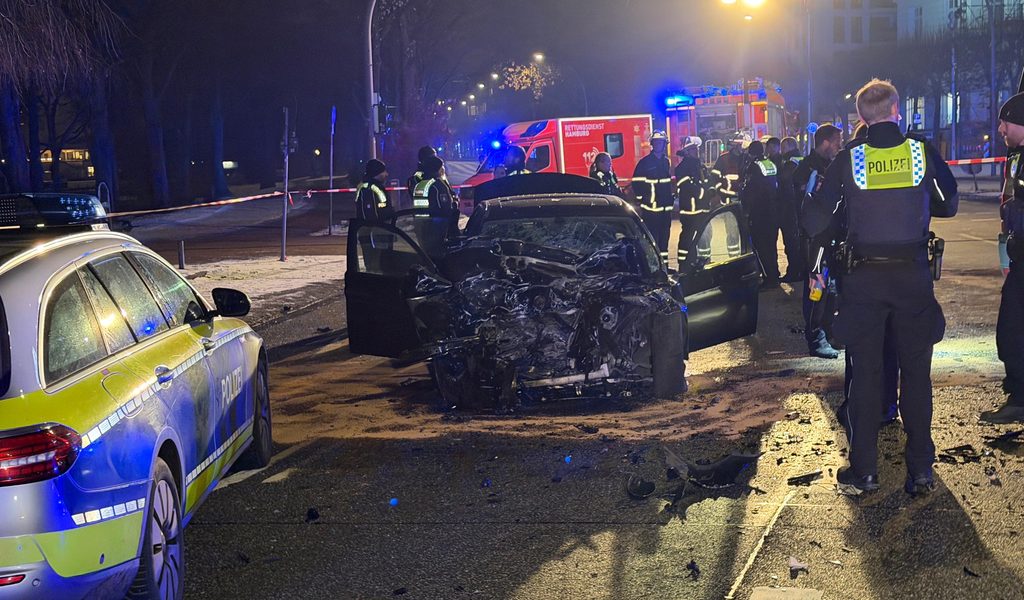 Verfolgungsjagd-endet-mit-Crash-vor-Hotel-Atlantic-Beifahrer-stirbt-nach-Not-OP