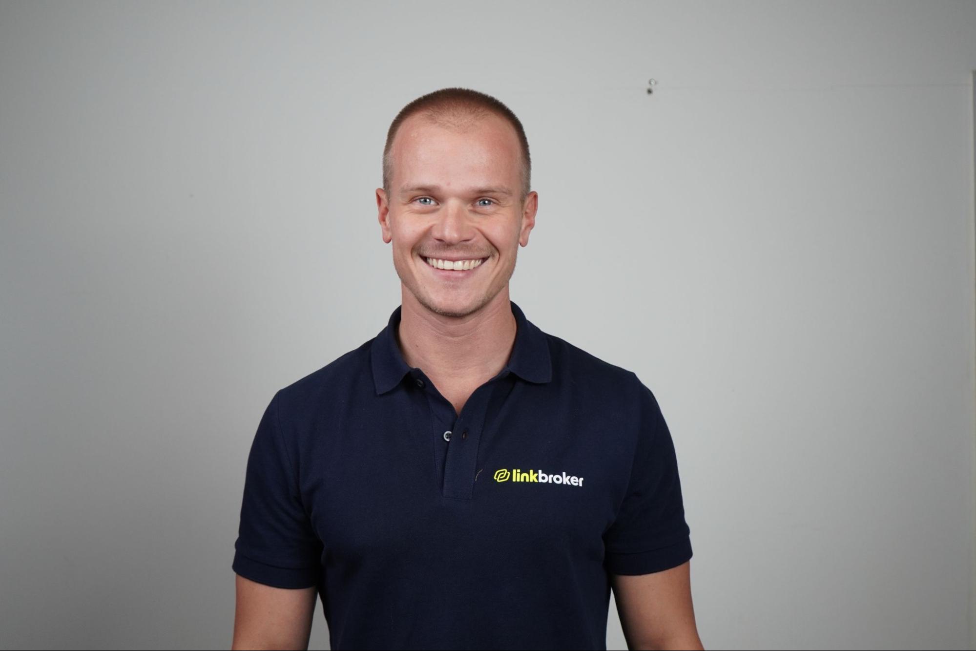 Julian Kirfel, Gründer von Linkbroker, setzt auf die Symbiose aus technologischer Skalierung und digitaler Autorität.