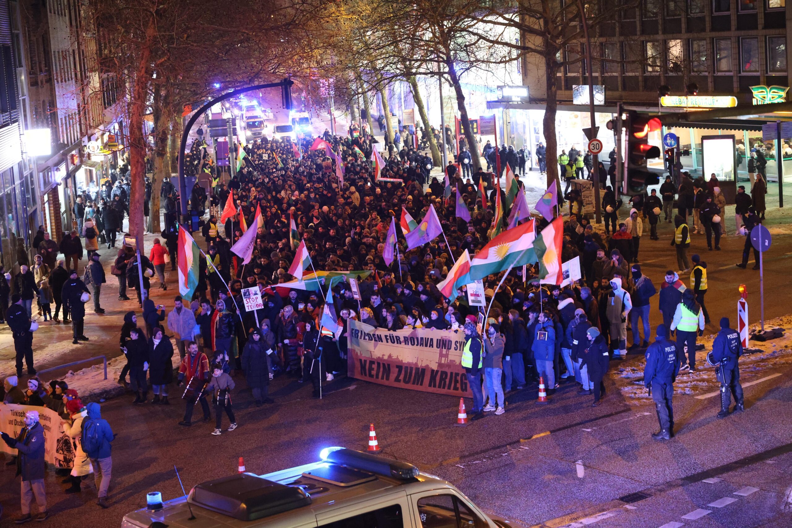 Rund 1000 Menschen demonstrierten am Abend, um ihre Solidarität mit den Kurden zu zeigen und auf deren Schicksal aufmerksam zu machen.
