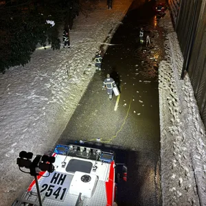 Der Wagen kam am Straßenrand zum Stehen.