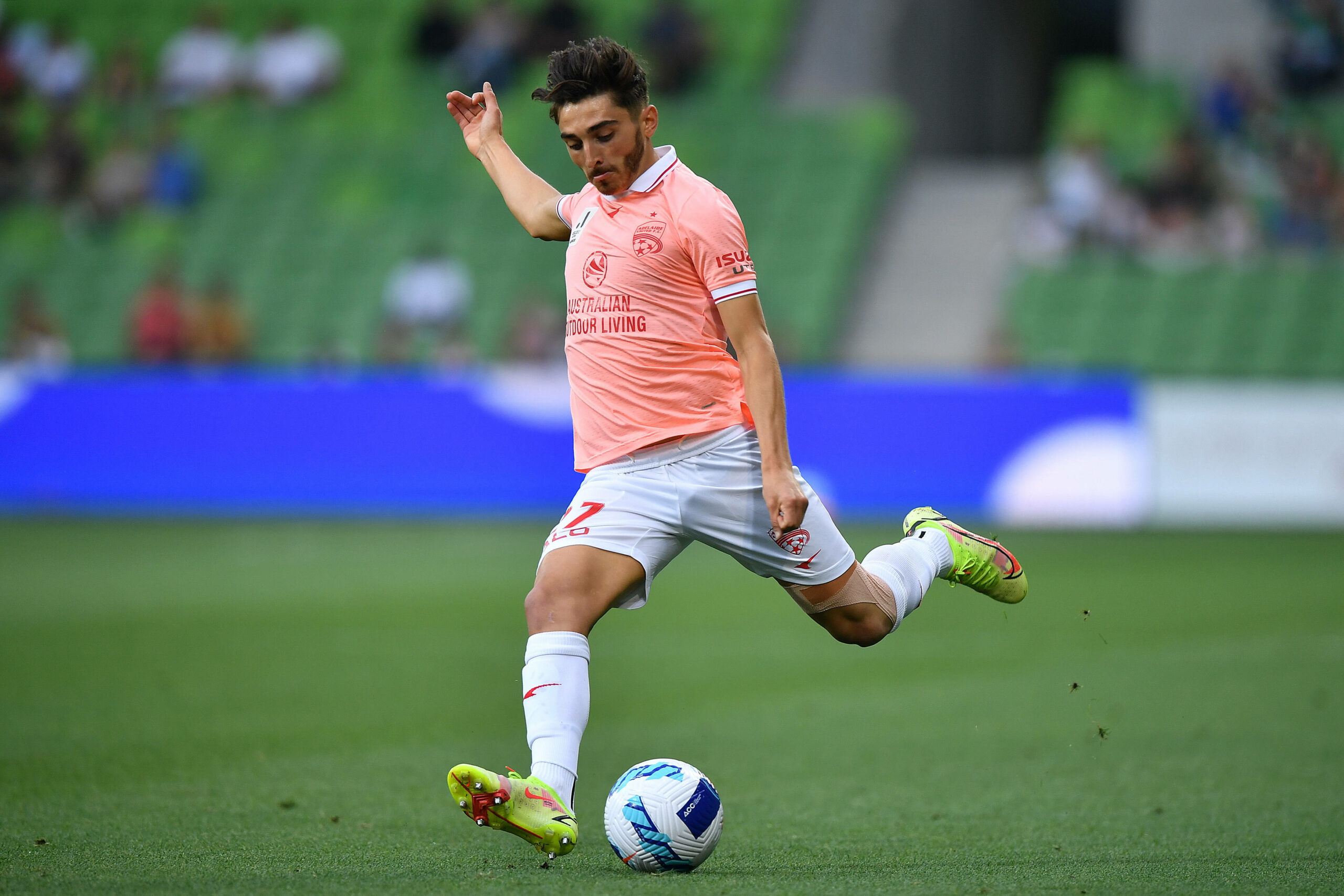 Josh Cavallo schießt im Trikot von Adelaide United.