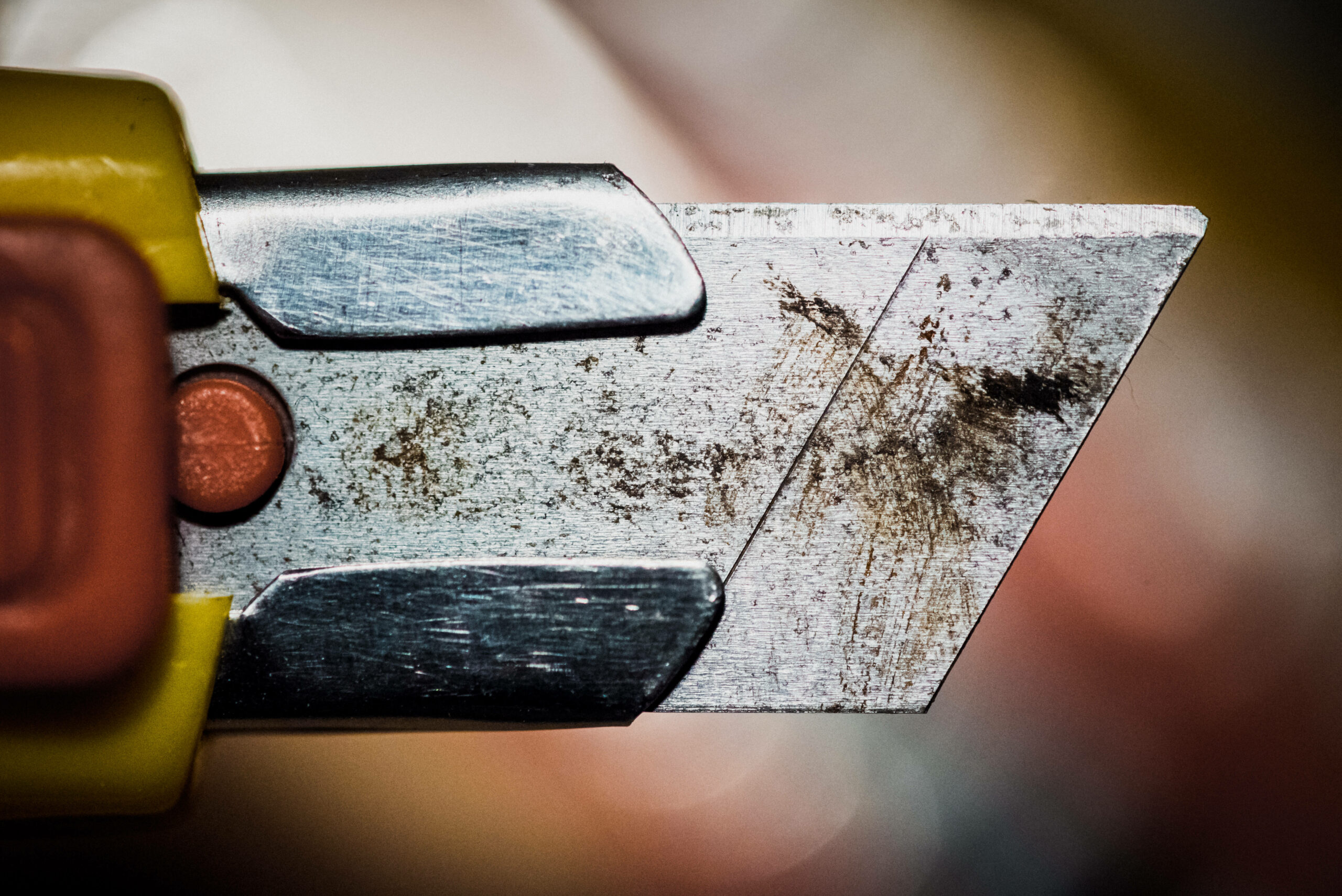 Ein Cuttermesser in Nahaufnahme